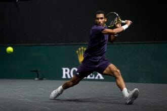 Auger-Aliassime vira sobre Altmaier em Paris e mantém chance de ir ao ATP Finals