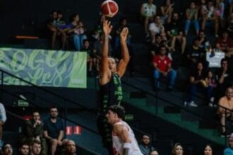 Bauru supera Caxias por 75 a 64 na noite de homenagens a Larry Taylor