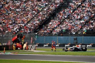 FIA inocenta Liam Lawson após incidente com comissários no México
