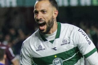 Coritiba anuncia chegada do lateral JP Chermont, emprestado pelo Santos até o fim de 2026