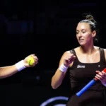 Stefani e Babos vencem russas e se aproximam da semi do WTA Finals