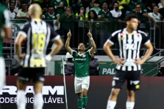 Vitor Roque decide e Palmeiras vence clássico com Santos no Brasileiro