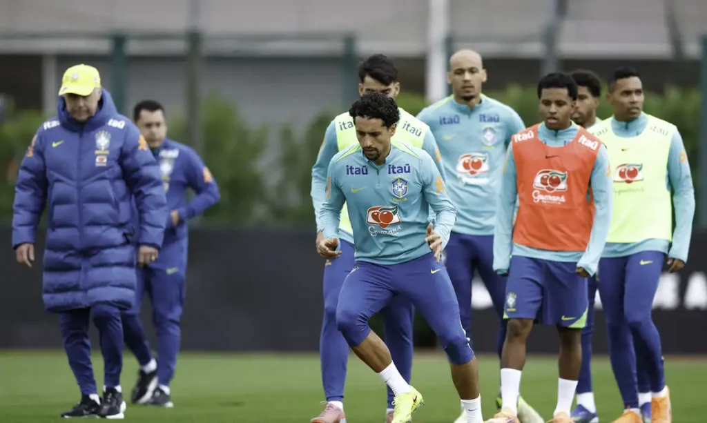 Com equipe completa, Ancelotti comanda atividade em Londres