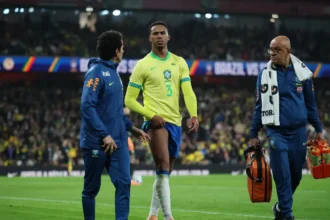 Zagueiro Gabriel Magalhães é cortado da seleção brasileira