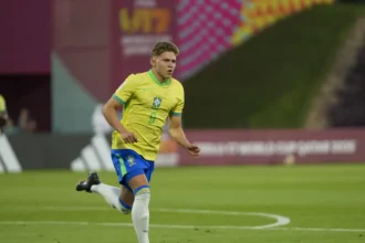 Brasil marca no último minuto e garante vaga na semi do Mundial Sub-17