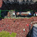 Famílias se juntam à multidão para festejar título do Flamengo no RJ