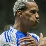 Cruzeiro supera Grêmio em Porto Alegre e se mantém na cola dos líderes