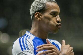 Cruzeiro supera Grêmio em Porto Alegre e se mantém na cola dos líderes