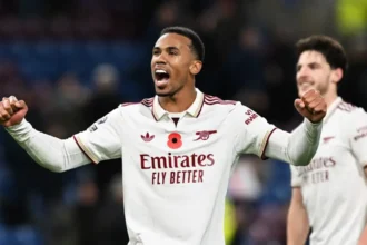 Arsenal bate Burnley fora de casa e dispara na liderança da Premier League