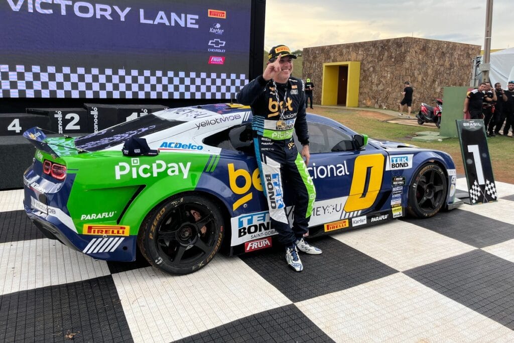 Bueno bate Camilo e Tito e conquista primeira vitória na NASCAR Brasil no Velocitta