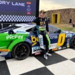 Bueno bate Camilo e Tito e conquista primeira vitória na NASCAR Brasil no Velocitta