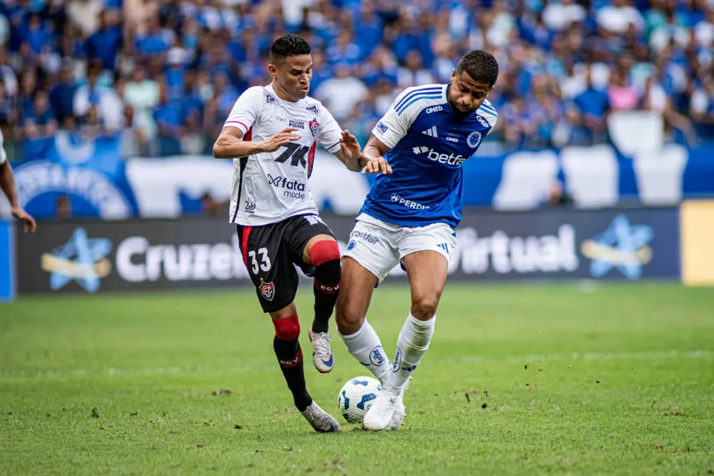 Matheuzinho lamenta revés do Vitória diante do Cruzeiro e mira reação no Barradão