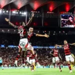Arrascaeta alcança recorde e elogia elenco do Flamengo após vitória sobre o Sport
