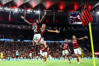 Arrascaeta alcança recorde e elogia elenco do Flamengo após vitória sobre o Sport