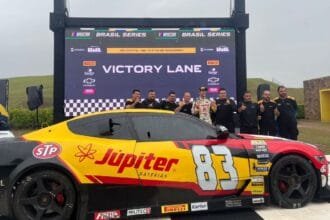 Casagrande vence corrida 2 da NASCAR Brasil sob forte chuva no Velocitta