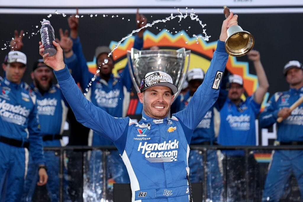 Larson supera última relargada e garante bicampeonato da NASCAR Cup