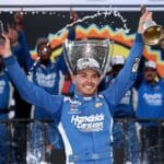 Larson supera última relargada e garante bicampeonato da NASCAR Cup