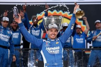 Larson supera última relargada e garante bicampeonato da NASCAR Cup
