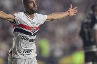 Crespo ressalta força do elenco e enaltece Tapia após triunfo do São Paulo sobre o Vasco