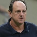 Rogério Ceni defende arbitragem e chama jogadores brasileiros de “muito chatos”