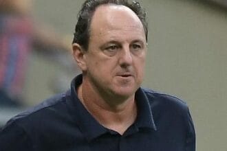 Rogério Ceni defende arbitragem e chama jogadores brasileiros de “muito chatos”