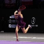 Rybakina vira sobre Swiatek, aplica ‘pneu’ e encaminha vaga na semifinal do WTA Finals