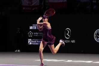 Rybakina vira sobre Swiatek, aplica ‘pneu’ e encaminha vaga na semifinal do WTA Finals