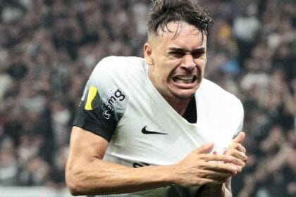 Corinthians renova contrato do zagueiro João Pedro Tchoca até novembro de 2030
