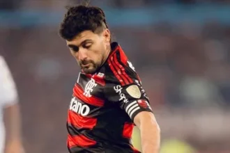 Arrascaeta marca de falta, Flamengo vence Sport e uruguaio se iguala a Doval como maior goleador estrangeiro do clube