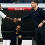 Xabi Alonso tenta conter emoção em reencontro com o Liverpool pela Champions League