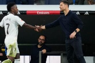 Xabi Alonso tenta conter emoção em reencontro com o Liverpool pela Champions League