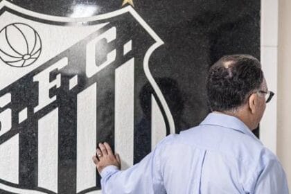 Hugo Souza questiona condições da Vila Belmiro antes de estreia corintiana no Brasileirão