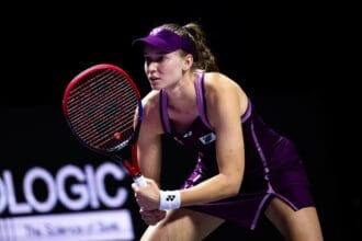Rybakina bate Alexandrova e encerra fase de grupos invicta no WTA Finals