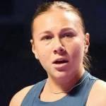Anisimova supera Swiatek em três sets e avança às semifinais do WTA Finals
