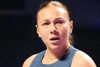 Anisimova supera Swiatek em três sets e avança às semifinais do WTA Finals