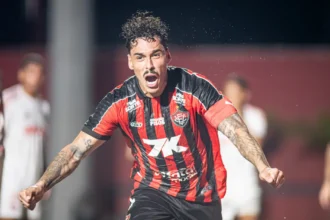 Vitória bate Internacional, deixa o Z-4 após 14 rodadas e empurra Santos para a zona de queda