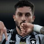 Botafogo faz 3 a 0 no Vasco, firma lugar no G7 e complica rival na corrida pela Libertadores