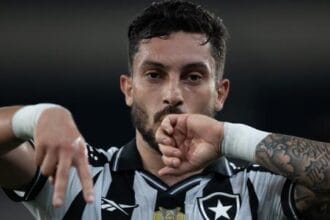 Botafogo faz 3 a 0 no Vasco, firma lugar no G7 e complica rival na corrida pela Libertadores