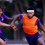 Stábile nega que Corinthians tenha pedido a Memphis para sair de hotel e afirma que oferta partiu do atacante