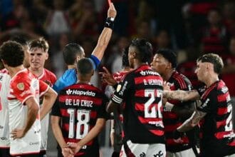 Flamengo soma seis expulsões em 48 dias e só é derrotado uma vez após ficar com um a menos
