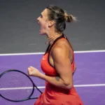 Sabalenka supera Gauff, elimina campeã e garante vaga na semifinal do WTA Finals
