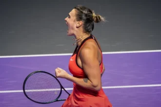 Sabalenka supera Gauff, elimina campeã e garante vaga na semifinal do WTA Finals