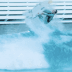 Australiana de 18 anos realiza primeiro backflip já registrado no surfe feminino