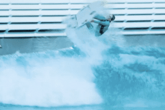 Australiana de 18 anos realiza primeiro backflip já registrado no surfe feminino