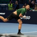 Djokovic atinge 200ª vitória em quadras cobertas e avança à semifinal em Atenas