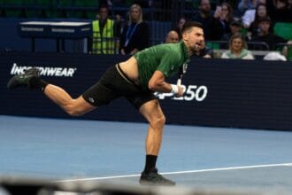 Djokovic atinge 200ª vitória em quadras cobertas e avança à semifinal em Atenas