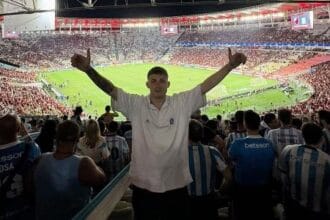Torcedor do Racing que viajou de carona até Fla x Racing concorre ao prêmio da Fifa