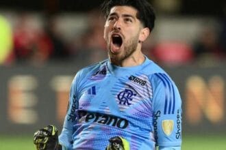 Flamengo encaminha reajuste salarial para o goleiro Agustín Rossi