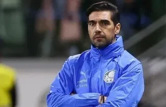 Abel Ferreira ironiza comentário de Crespo e detalha “ciclo vicioso” que sustenta finanças do Palmeiras