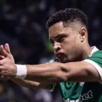Jornal espanhol “As” exalta Vitor Roque por atuação decisiva no Palmeiras